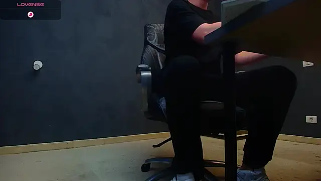 Snapshot of EnzoRace chatting on October 2025 04:26:01 AM EnzoRace online show from October 2025 04:26:01 AM