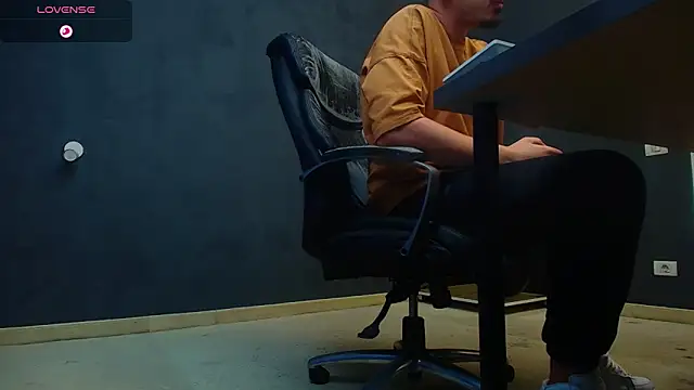 Snapshot of EnzoRace chatting on October 2025 04:35:02 AM EnzoRace online show from October 2025 04:35:02 AM