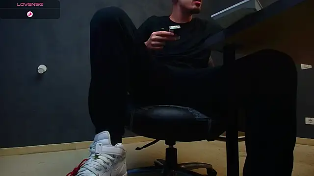 Snapshot of EnzoRace chatting on October 2025 04:46:02 AM EnzoRace online show from October 2025 04:46:02 AM