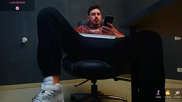 Snapshot of EnzoRace chatting on October 2025 04:56:01 AM EnzoRace online show from October 2025 04:56:01 AM