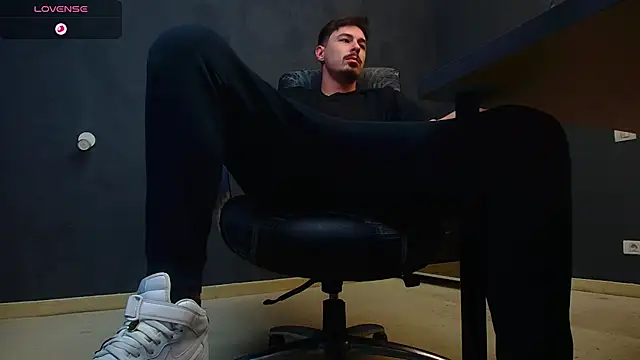 Snapshot of EnzoRace chatting on October 2025 06:21:01 AM EnzoRace online show from October 2025 06:21:01 AM