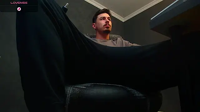 Snapshot of EnzoRace chatting on October 2025 04:53:02 AM EnzoRace online show from October 2025 04:53:02 AM