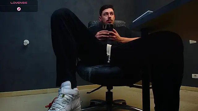 Snapshot of EnzoRace chatting on October 2025 05:55:02 AM EnzoRace online show from October 2025 05:55:02 AM