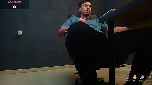 Snapshot of EnzoRace chatting on October 2025 05:44:02 AM EnzoRace online show from October 2025 05:44:02 AM