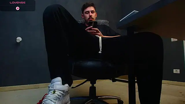 Snapshot of EnzoRace chatting on October 2025 05:53:02 AM EnzoRace online show from October 2025 05:53:02 AM