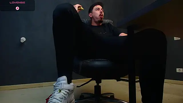 Snapshot of EnzoRace chatting on October 2025 06:47:01 AM EnzoRace online show from October 2025 06:47:01 AM