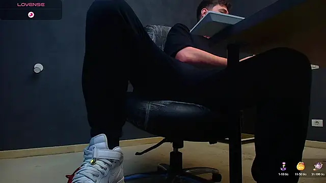 Snapshot of EnzoRace chatting on November 2025 06:38:02 AM EnzoRace online show from November 2025 06:38:02 AM