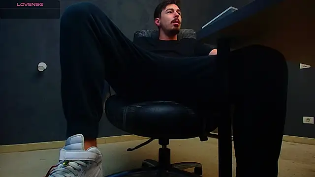 Snapshot of EnzoRace chatting on November 2025 06:02:02 AM EnzoRace online show from November 2025 06:02:02 AM