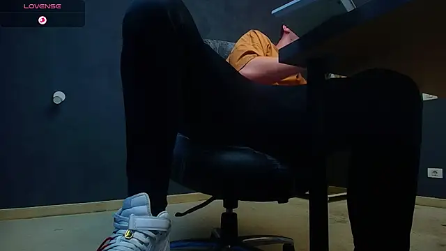 Snapshot of EnzoRace chatting on November 2025 06:03:02 AM EnzoRace online show from November 2025 06:03:02 AM