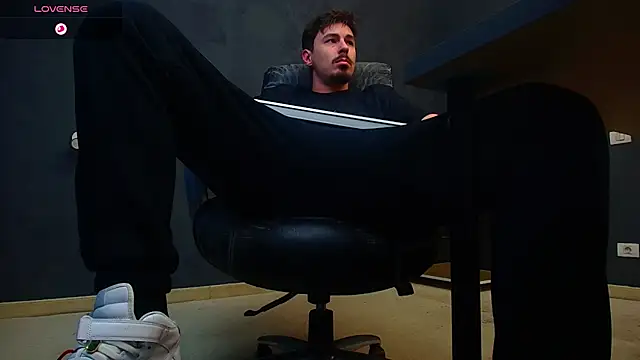 Snapshot of EnzoRace chatting on November 2025 06:02:02 AM EnzoRace online show from November 2025 06:02:02 AM