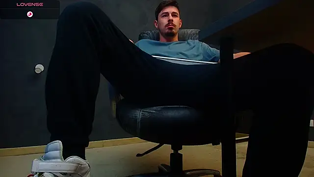 Snapshot of EnzoRace chatting on November 2025 05:51:01 AM EnzoRace online show from November 2025 05:51:01 AM