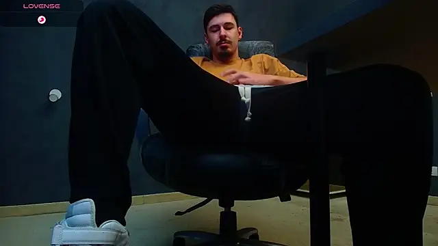 Snapshot of EnzoRace chatting on November 2025 07:17:01 AM EnzoRace online show from November 2025 07:17:01 AM