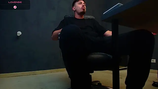 Snapshot of EnzoRace chatting on November 2025 05:30:02 AM EnzoRace online show from November 2025 05:30:02 AM