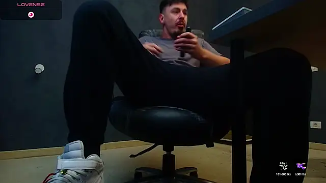 Snapshot of EnzoRace chatting on November 2025 05:39:02 AM EnzoRace online show from November 2025 05:39:02 AM