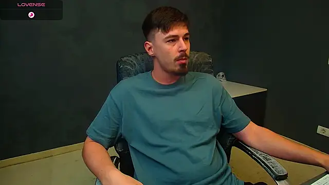 Snapshot of EnzoRace chatting on November 2025 05:49:01 AM EnzoRace online show from November 2025 05:49:01 AM