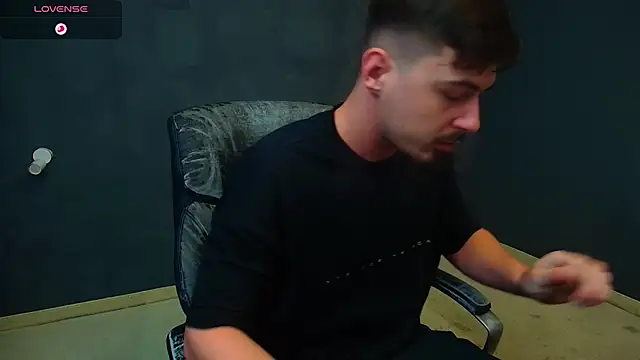 Snapshot of EnzoRace chatting on November 2025 05:46:01 AM EnzoRace online show from November 2025 05:46:01 AM