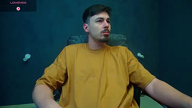 Snapshot of EnzoRace chatting on November 2025 05:34:01 AM EnzoRace online show from November 2025 05:34:01 AM