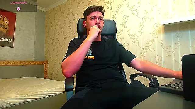 Snapshot of EnzoRace chatting on November 2025 05:50:01 AM EnzoRace online show from November 2025 05:50:01 AM