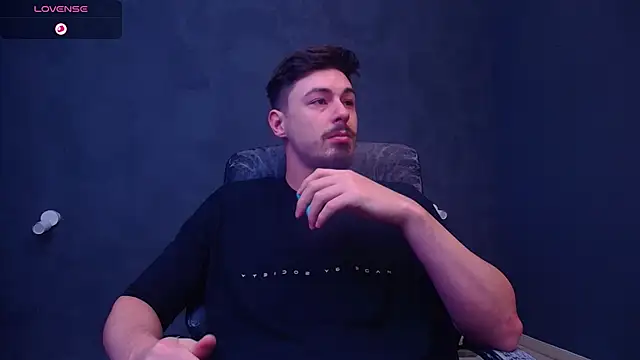 Snapshot of EnzoRace chatting on November 2025 05:39:01 AM EnzoRace online show from November 2025 05:39:01 AM