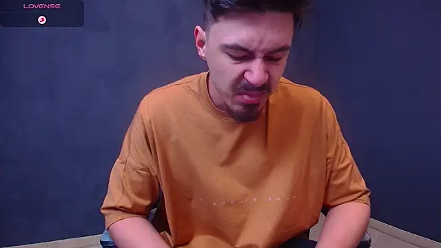 Snapshot of EnzoRace chatting on November 2025 05:43:01 AM EnzoRace online show from November 2025 05:43:01 AM