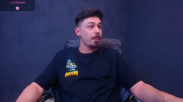 Snapshot of EnzoRace chatting on November 2025 05:55:01 AM EnzoRace online show from November 2025 05:55:01 AM