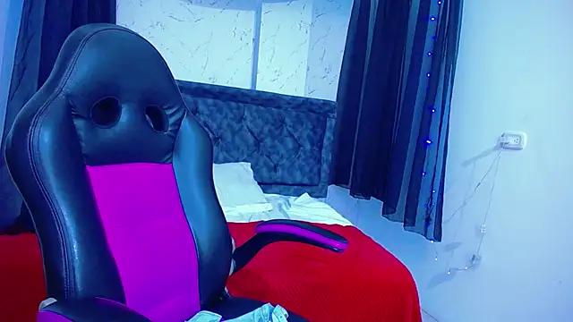 mia  thomson  online show from November 2025 12:02:02 PM