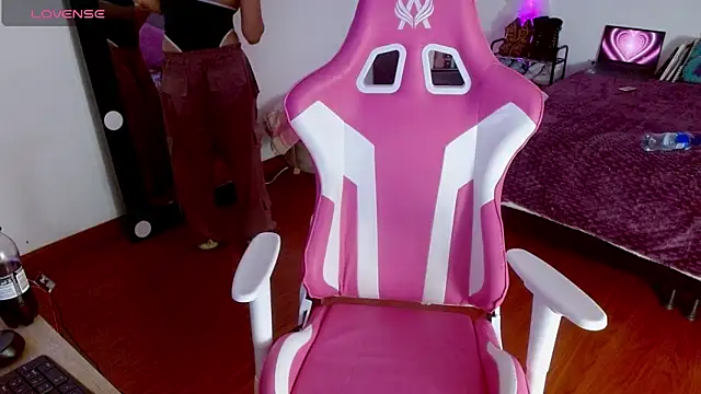 larah uwu online show from September 2025 07:36:01 PM