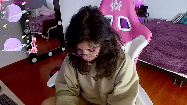 larah uwu online show from September 2025 07:26:02 PM