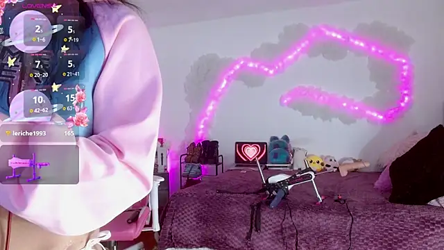 larah uwu online show from September 2025 07:35:01 AM