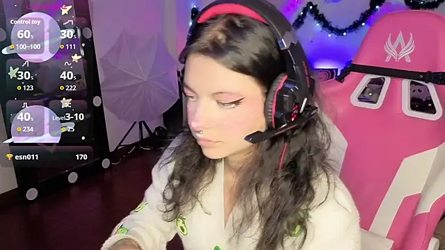 larah uwu online show from December 2025 07:11:01 PM