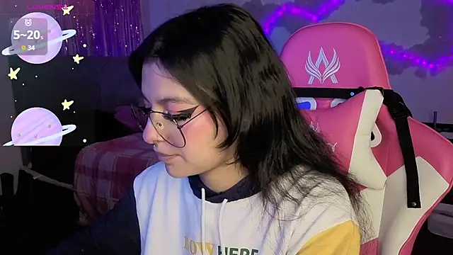 larah uwu online show from April 2026 06:30:02 PM