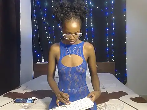 Snapshot of wild_smile chatting on October 2025 01:00:02 AM wild smile online show from October 2025 01:00:02 AM