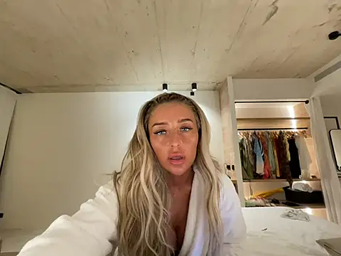 Laceyvipx online show from May 2026 09:00:01 PM