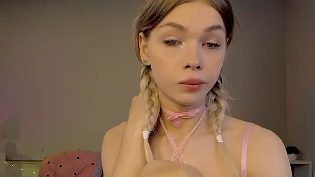 Snapshot of Blondy_Fina chatting on May 2026 04:54:01 AM Blondy Fina online show from May 2026 04:54:01 AM