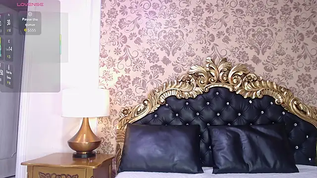 VioletLux online show from November 2025 07:43:01 PM