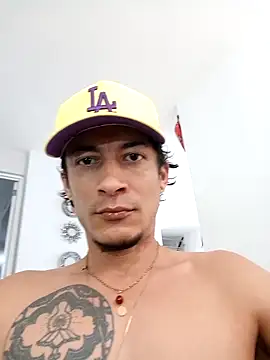 Alejobig27 online show from November 2025 04:51:02 PM