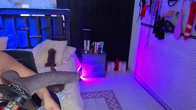 Issafoxx online show from February 2026 12:28:01 PM