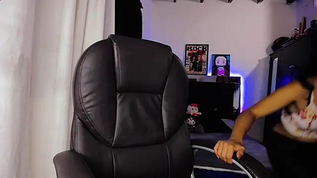 loganher900 online show from April 2026 12:11:02 AM