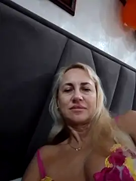 Snapshot of KissMiSveet chatting on November 2025 08:21:01 PM KissMiSveet online show from November 2025 08:21:01 PM