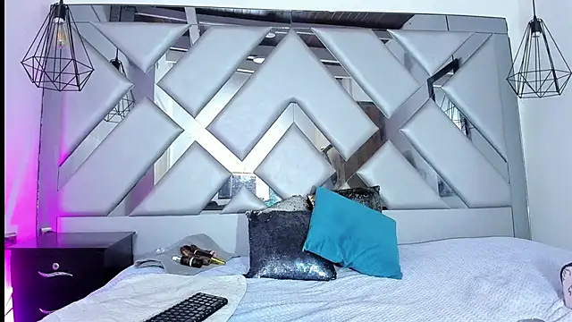 Lorenn Hill online show from November 2025 12:52:01 PM