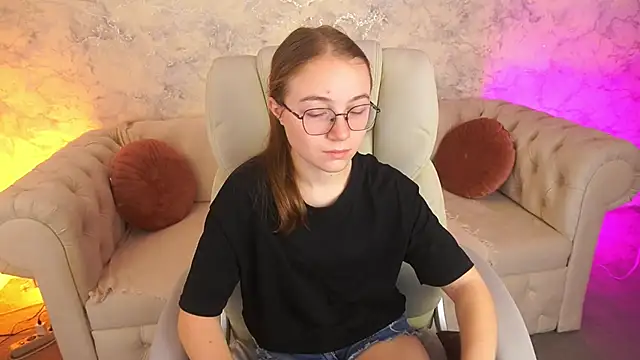 ArrinaWairr online show from November 2025 08:35:01 AM