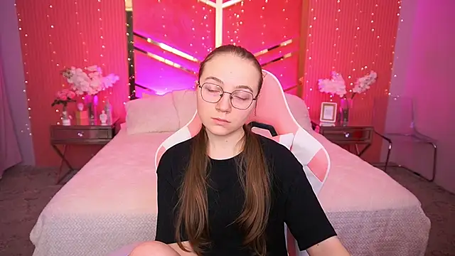 ArrinaWairr online show from February 2026 09:04:02 AM