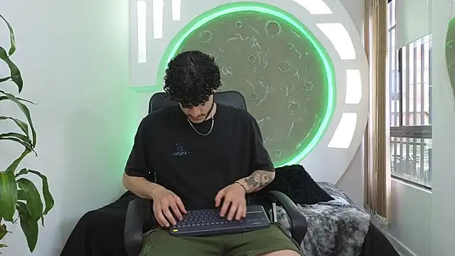 Snapshot of Rafael_Mendezz chatting on October 2025 09:28:02 PM Rafael Mendezz online show from October 2025 09:28:02 PM