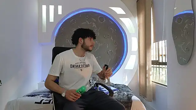 Snapshot of Rafael_Mendezz chatting on October 2025 08:54:02 PM Rafael Mendezz online show from October 2025 08:54:02 PM