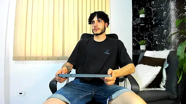 Snapshot of Rafael_Mendezz chatting on November 2025 09:04:02 PM Rafael Mendezz online show from November 2025 09:04:02 PM