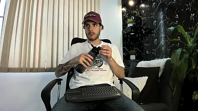 Snapshot of Rafael_Mendezz chatting on November 2025 08:41:02 PM Rafael Mendezz online show from November 2025 08:41:02 PM