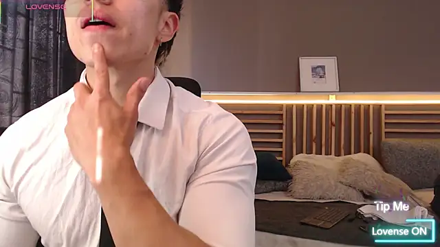 Snapshot of PaulEvens chatting on February 2026 01:04:01 PM PaulEvens online show from February 2026 01:04:01 PM