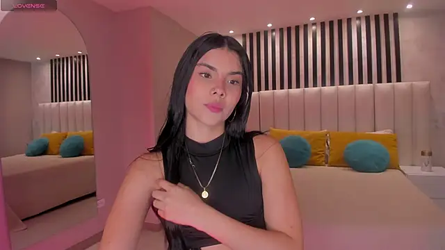 MiaLaurence online show from December 2025 11:37:01 AM