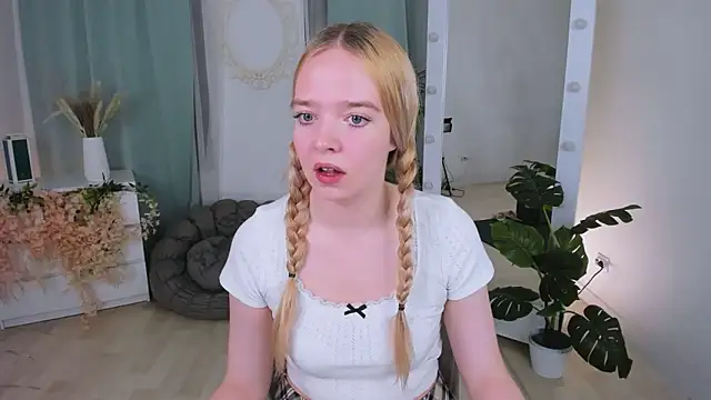 Snapshot of BellaMontgomery chatting on November 2025 10:31:02 PM BellaMontgomery online show from November 2025 10:31:02 PM