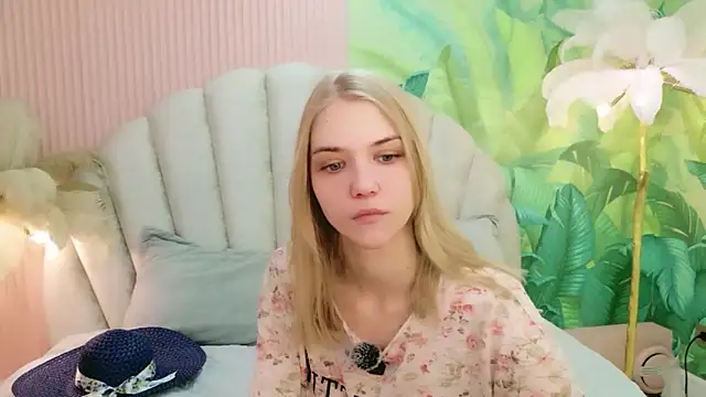 Snapshot of 4example_Chloe chatting on June 2026 05:32:02 AM 4example Chloe online show from June 2026 05:32:02 AM